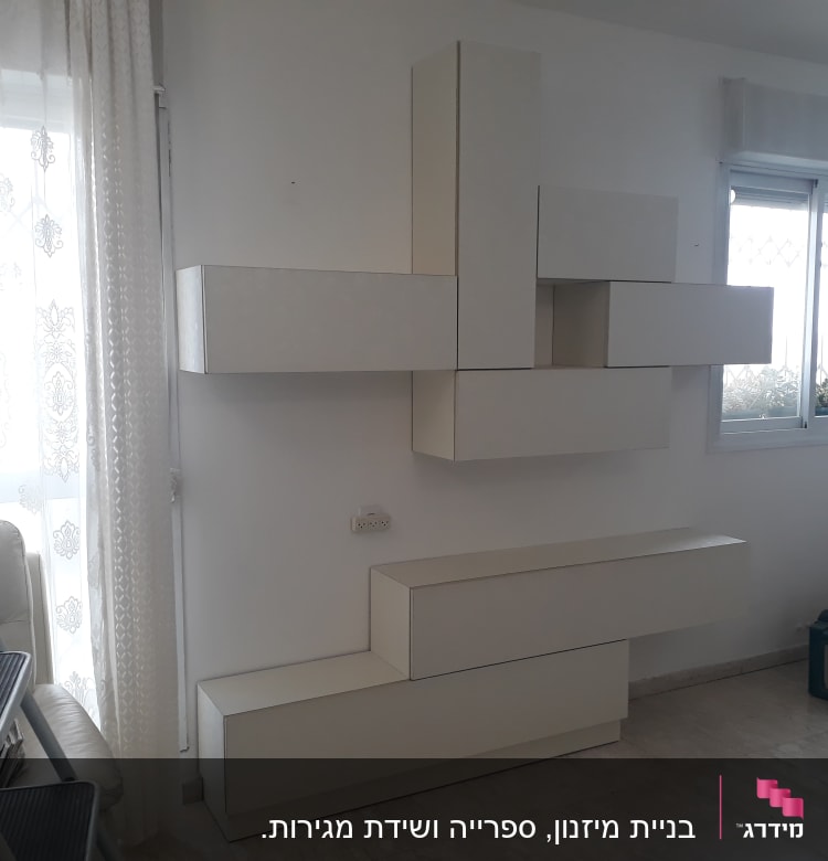 ארונות קיר לבנים מותקנים על קיר